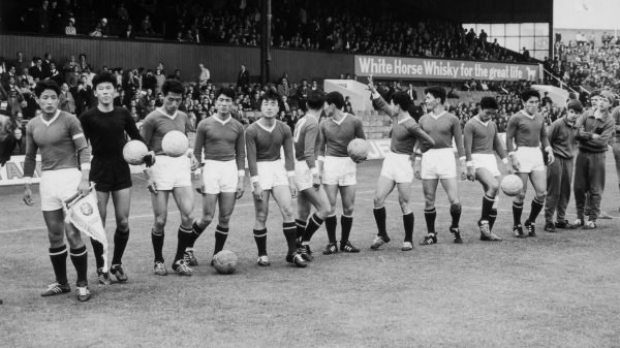 Equipe da Coreia do Norte pouco antes da partida da Copa do Mundo contra a Itália no Ayresome Park Stadium em Middlesbrough, Reino Unido, em 19 de julho de 1966. A Coreia ganhou o jogo por 1 a 0 (Central Press/Getty Images)