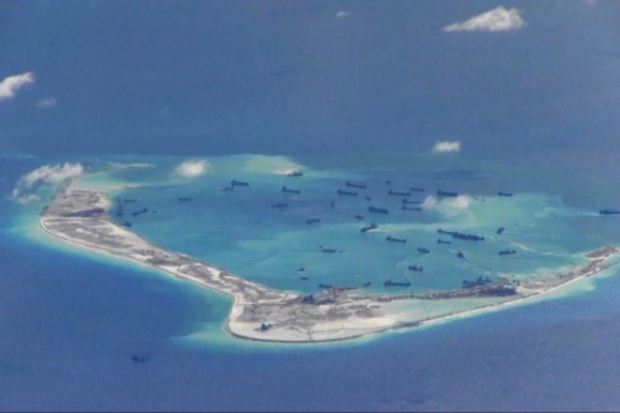 Dragas chinesas trabalham na construção de ilhas artificiais em e ao redor do Recife de Mischief, nas Ilhas Spratly, Mar da China Meridional, em 2 de maio de 2015 (Marinha dos EUA)