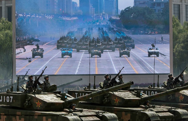 Soldados chineses desfilam em tanques enquanto passam pela Praça Tiananmen e pela Cidade Proibida durante desfile militar realizado em Pequim, na China, em 3 de setembro de 2015 (Kevin Frayer/Getty Images)