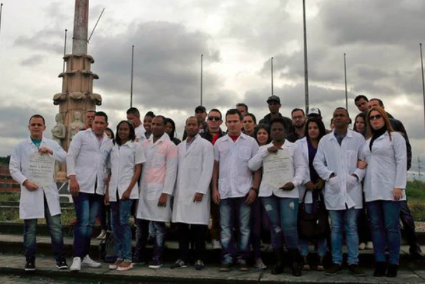 Médicos cubanos protestam na Colômbia contra a suspensão do "Parole" (Cuban Medical Professional Parole), programa criado em 2006 no qual os médicos cubanos que escapavam das missões recebiam quase automaticamente o asilo. Barack Obama cancelou o programa em janeiro de 2017