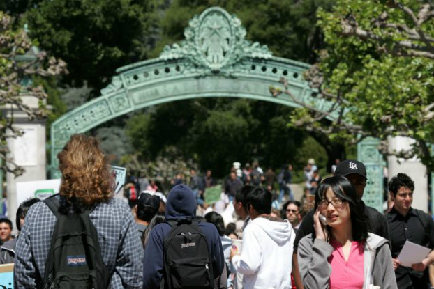 Estudantes da Universidade da Califórnia em Berkeley passam pelo portão Sather Gate no campus da universidade em 17 de abril de 2007 (Justin Sullivan/Getty Images)