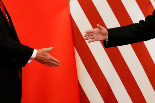 Presidente dos EUA, Donald Trump, e o líder da China, Xi Jinping, apertam as mãos depois de fazer declarações conjuntas no Grande Salão do Povo em Pequim, na China, em 9 de novembro de 2017 (Damir Sagolj/Arquivo)