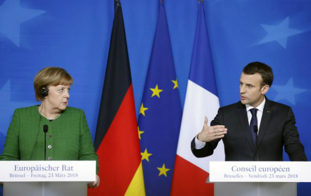Chanceler alemã Angela Merkel e presidente francês Emmanuel Macron participam de uma coletiva de imprensa em conjunto durante encontro dos líderes da União Europeia em Bruxelas, na Bélgica, em 23 de março de 2018 (Francisco Lenoir)
