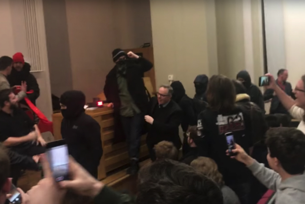Membros do grupo Antifa agridem seguranças durante evento em universidade britânica (Vídeo)