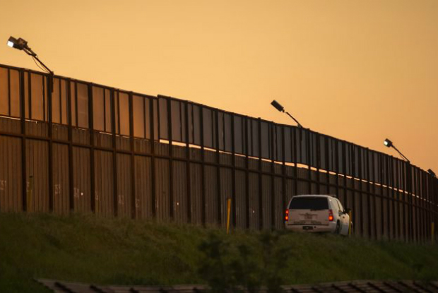 Muro de Trump na fronteira com México se pagaria sozinho, segundo estudos
