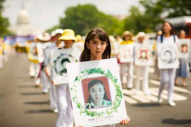 Os praticantes do Falun Gong participam de um desfile e seguram coroas com fotos de praticantes que foram mortos na China por suas crenças. (Benjamin Chasteen / The Epoch Times)