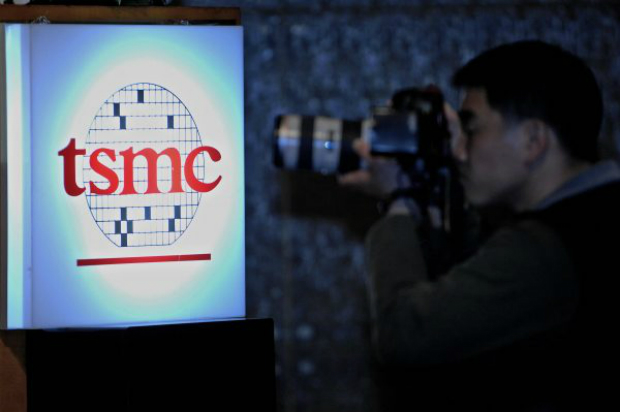 Fotógrafo registra imagem do logotipo da Taiwan Semiconductor Manufacturing Company (TSMC) durante reunião administrativa em Taipei, em 26 de abril de 2007 (Sam Yeh/AFP/Getty Images)
