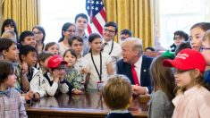 Trump convida filhos de jornalistas e de sua equipe para Salão Oval (Fotos)