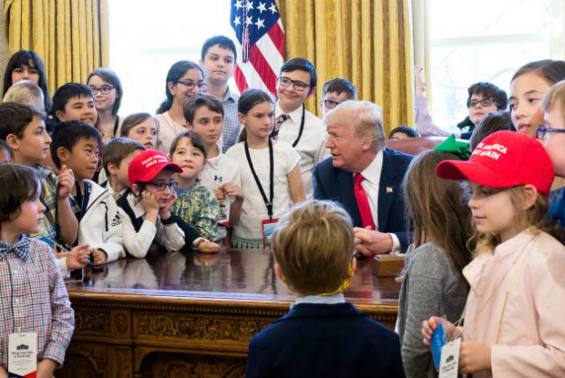 Trump convida filhos de jornalistas e de sua equipe para Salão Oval (Fotos)