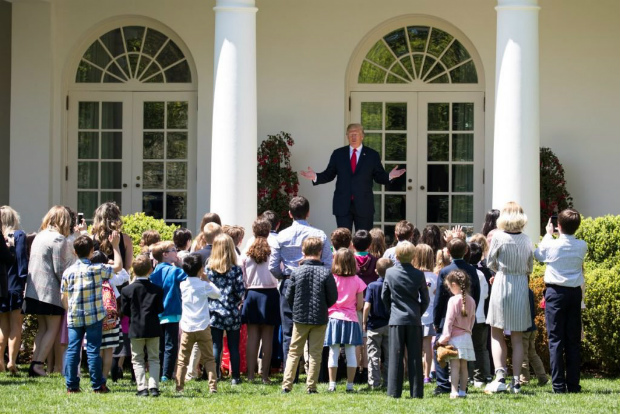 Presidente Donald Trump dá boas vindas aos filhos de jornalistas e de seus funcionários no Rose Garden durante o "Dia de trazer seus filhos para o trabalho" na Casa Branca, em Washington, em 26 de abril de 2018 (Samira Bouaou/Epoch Times)