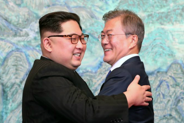 Moon e Kim apertam as mãos e assinam o fim da Guerra das Coreias