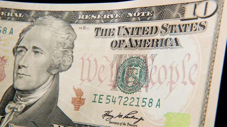 Uma nota de 10 dólares com o retrato de Alexander Hamilton, em Washington, D.C., em 7 de dezembro de 2010 (Paul J. Richards/AFP/Getty Images)