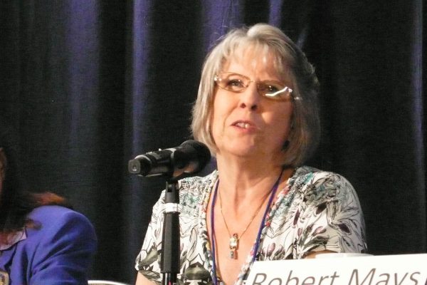 A Profa. Jan Holden fala na Conferência IANDS 2014, em 29 de agosto de 2014 (Tara MacIsaac/The Epoch Times)