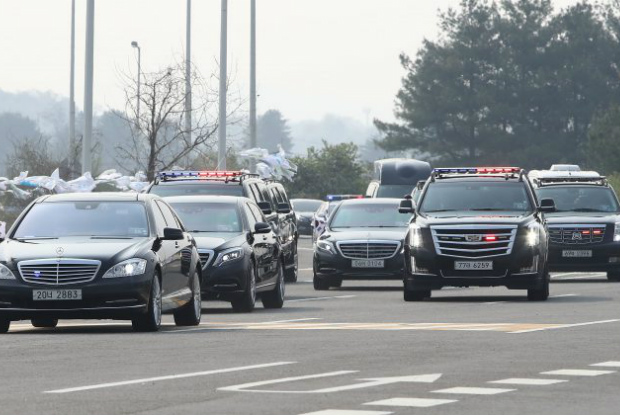 Caravana do presidente sul-coreano Moon Jae-in passa por um ponto de verificação na estrada que liga a Coreia do Sul à Coreia do Norte na Ponte de Unificação, próximo à Zona Desmilitarizada (DMZ) que separa as duas Coreias, em 27 de abril de 2018, em Paju, Coreia do Sul (Chung Sung-jun/Getty Images)