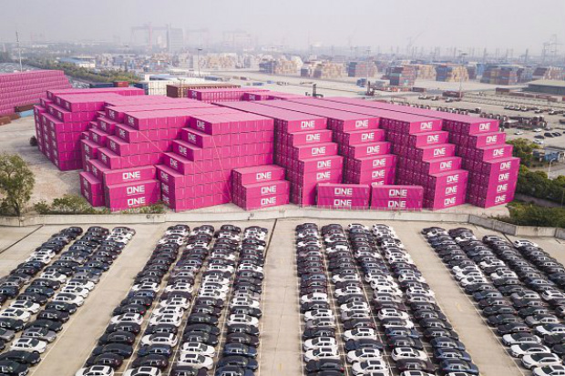 Imagem aérea mostra veículos estacionados próximo de conteineres de embarque da Ocean Network PTE. em um porto em Xangai, na China, em 30 de abril de 2018 (Qilai Shen/Bloomberg/Getty Images)