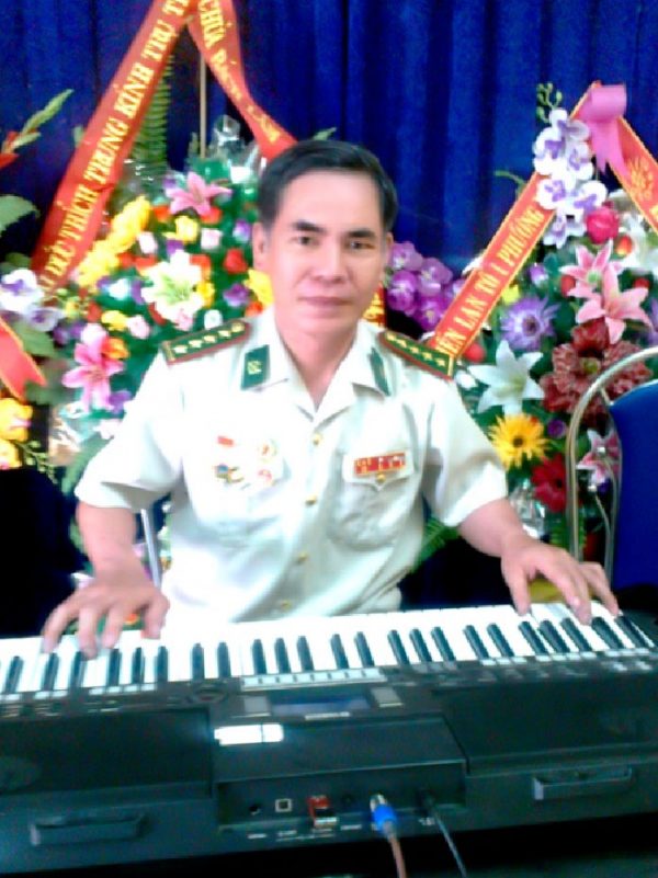 Hoje, finalmente curado, o veterando toca teclado na Associação de Artes dos Veteranos no Vietnã (NTDTV)