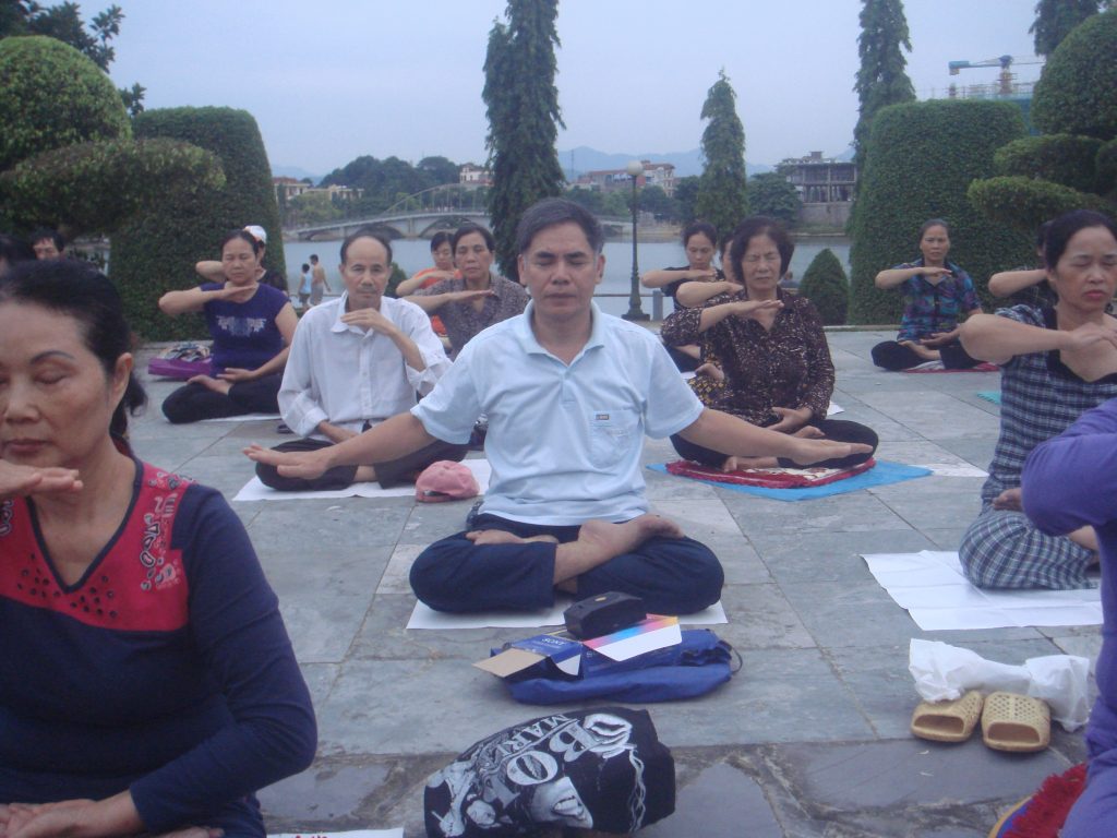 O ex-soldado vietnamita, Nguyen Van Bai, em meditação com outros praticantes de Falun Dafa no Vietnã (NTDTV)