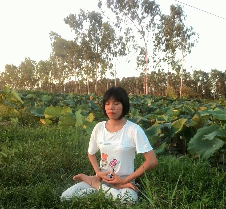 Nguyet praticando Falun Dafa, em pose de meditação (Dang Thi Nguyet)