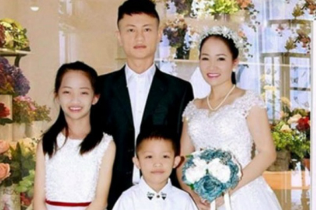 A autora Nguyen Thi Tuoi com seu marido e filhos (DKN.tv)