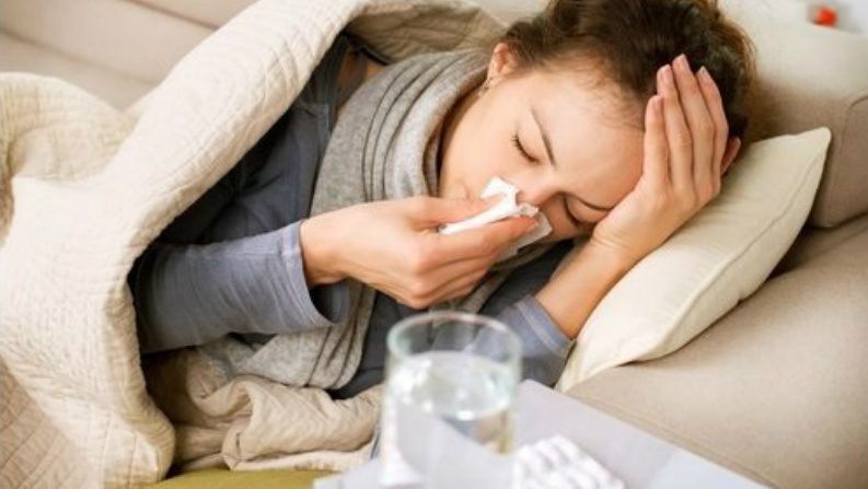 Apesar da prevalência de tosse nos meses frios, a queda na temperatura não é responsável pelo aumento das infecções respiratórias (SubbotinaAnna/Shutterstock)