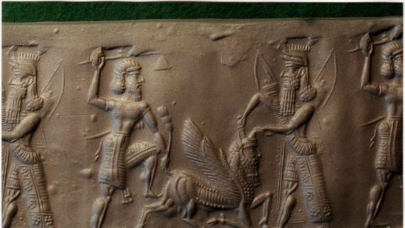 Gilgamesh e Enkidu matam o Touro do Céu. Impressão do selo do cilindro. MS 1989, Coleção Schøyen, Noruega (Cortesia de Andrew George)