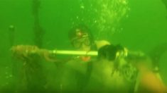Mergulhador encontra patinete e óculos no fundo do mar