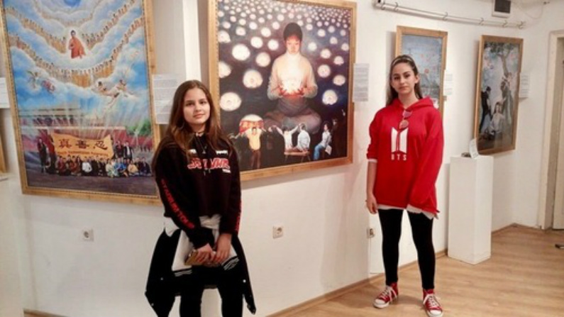 Milka e Monica escreveram no livro de visitas: “[A exposição] é muito tocante e queremos que essa perseguição na China acabe. Os quadros nos levaram às lágrimas”.