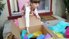 Menina de seis anos abre seu último presente de aniversário e fica sem palavras