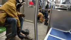 Passageiro de metrô dá botas de neve de 260 dólares para desabrigado