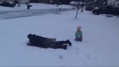 Papai tenta andar de trenó de papelão na neve e surpreende filha