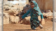 Menina refugiada da síria “anda”com próteses latas e comove o mundo