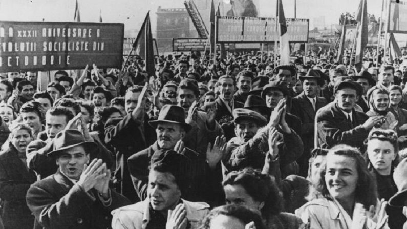 Multidão se aglomera na Praça da Vitória, em Bucareste, na Romênia, no 32º aniversário da Revolução Russa (Keystone/Getty Images)