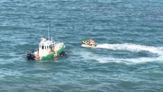 Garotas de jet ski são resgatadas antes de se chocarem com embarcação
