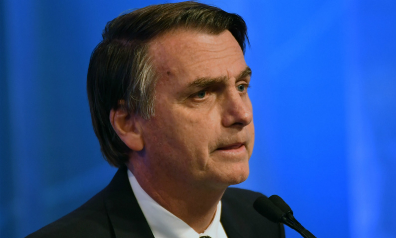 Bolsonaro critica Facebook pela exclusão de páginas de direita