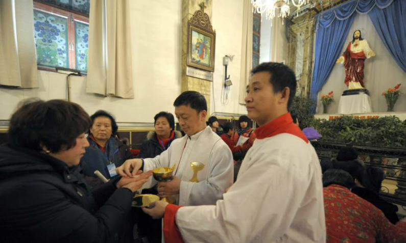 Como o regime chinês pressiona os cristãos da China para que abandonem sua fé