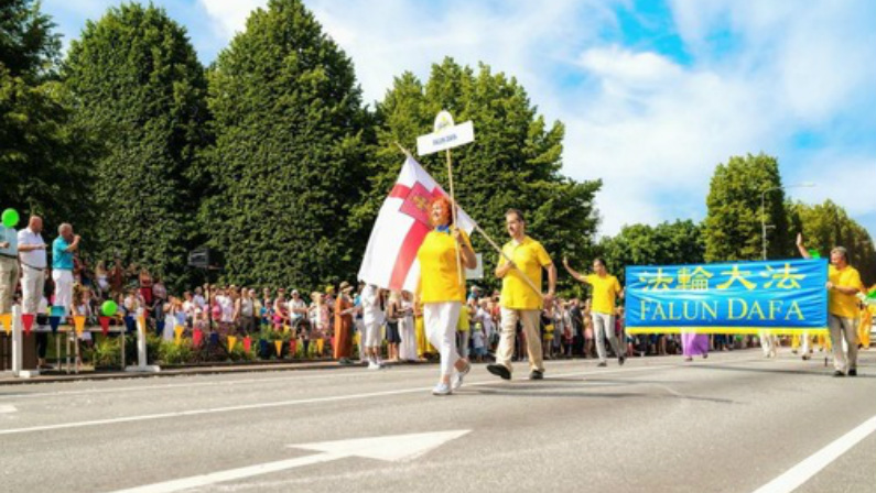 Letônia: Grupo do Falun Gong apresenta tradições chinesas no festival da comunidade
