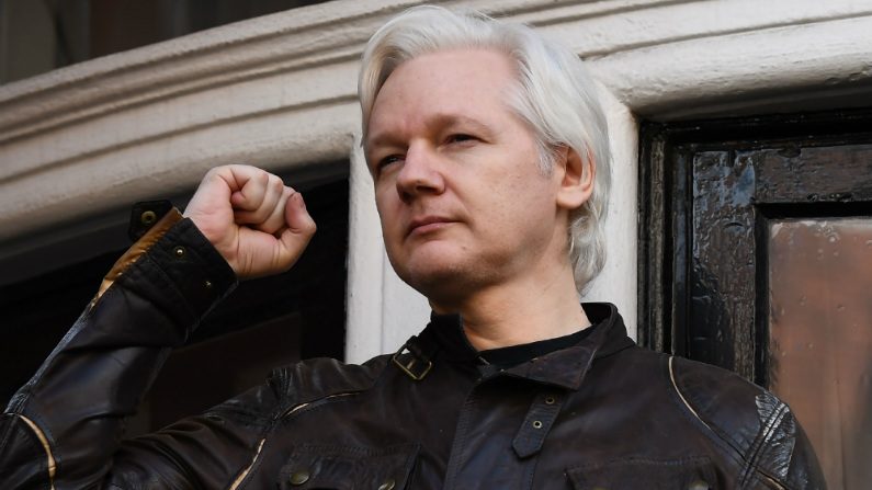 Julian Assange deixa comando do WikiLeaks, mas continua na equipe editorial