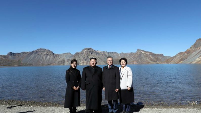 Líder da Coreia do Norte, Kim Jong-un (2º à esq.) e sua esposa Ri Sol-ju (esq.) posam junto com o presidente da Coreia do Sul, Moon Jae-in (2º à dir.), e sua esposa Kim Jung-sook (dir.) no topo do Monte Paektu, na Coreia do Norte (Pyongyang Press Corps/Pool/Getty Images)