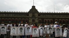 Mexicanos pedem justiça para os 43 estudantes que desapareceram em Ayotzinapa