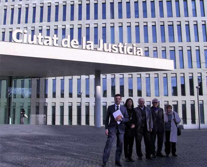 Da esquerda para a direita: advogado Carlos Iglesias e os reclamantes Chris Zhao e três praticantes espanhóis do Falun Gong, em frente a um tribunal de Barcelona (Cortesia de Carlos Iglesias)