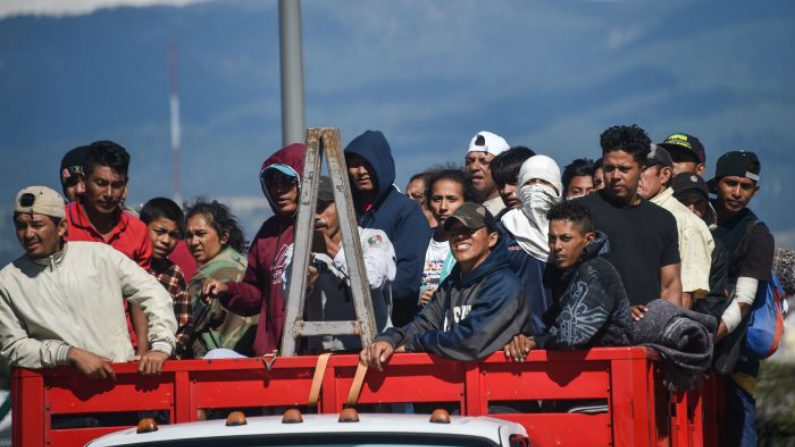 Trump assina ordem para que migrantes que entrarem ilegalmente não possam pedir asilo