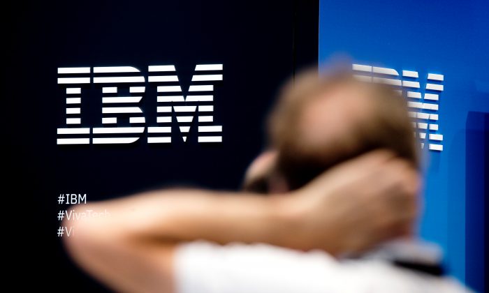 O logotipo da empresa IBM é retratado durante a conferência de tecnologia e start-up da Viva Tech em Paris, França, em 25 de maio de 2018 (Charles Platiau / Reuters)