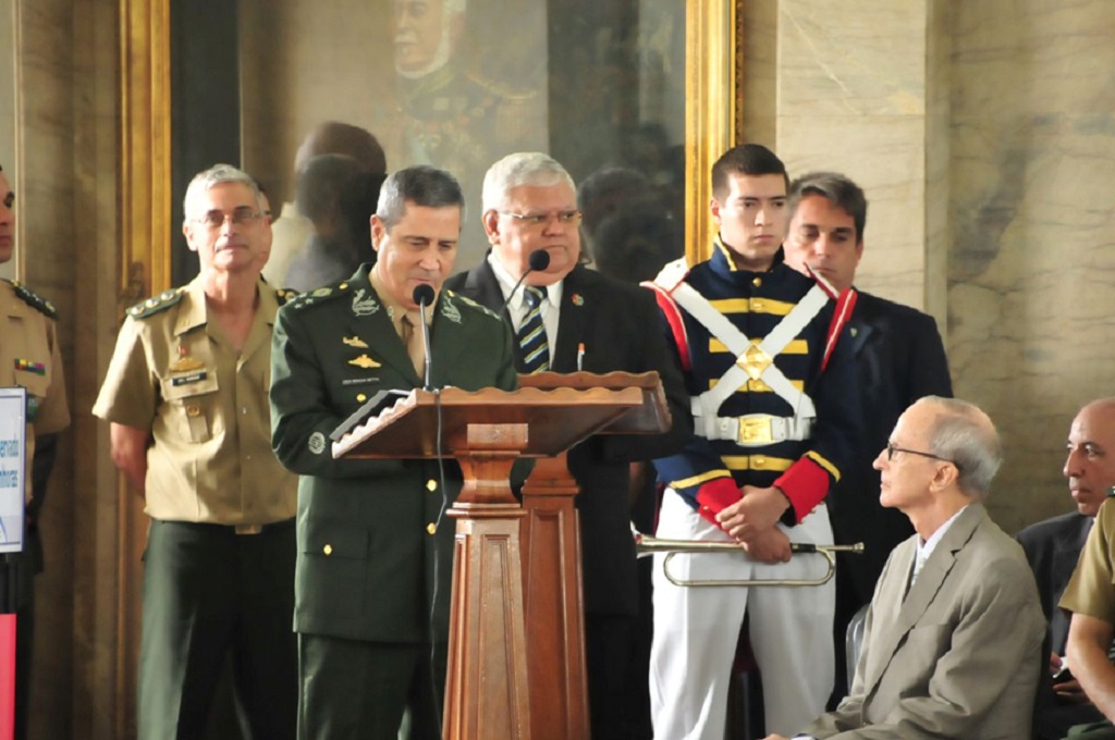 O Comandante Militar do Leste, General-de-Exército Walter Souza Braga Netto, discursa sendo observado pelo ex-comandante do Exército General Enzo Peri (Defesanet)