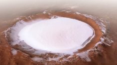 Câmera espacial captura fotos impressionantes de cratera gigantesca de gelo em Marte