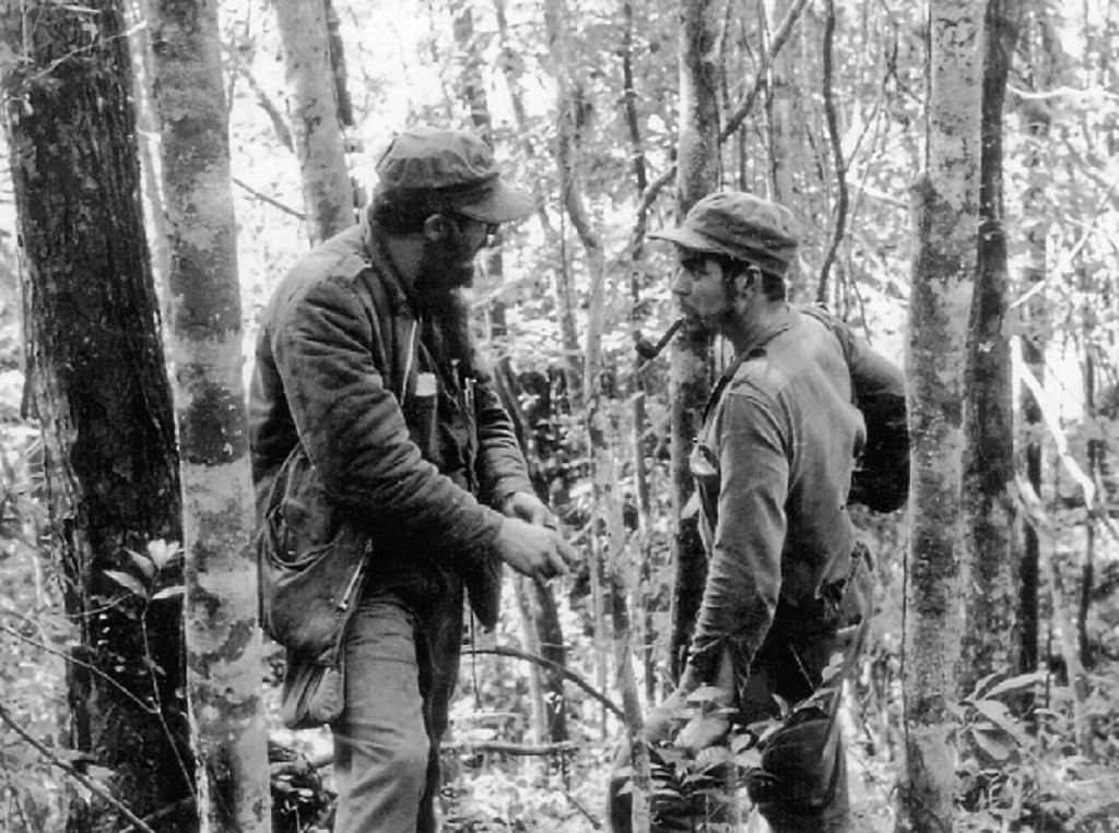 Foto de 8 de outubro de 1957 mostra o líder cubano Fidel Castro (esq.) conversando com Ernesto "Che" Guevara (dir.) na floresta da Sierra Maestra, em Cuba (Arquivo/AFP/Getty Images)