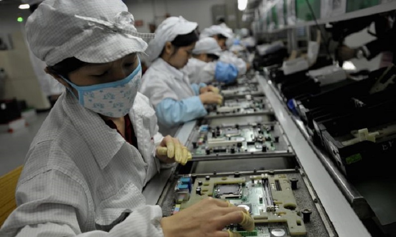 Trabalhadores chineses montam componentes eletrônicos em uma fábrica na cidade de Shenzhen, na província de Guangzhou, China, em 26 de maio de 2010 (AFP/Getty Images)