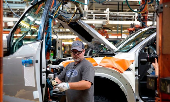 Empregado trabalha na linha de montagem dos caminhões Ford 2018 e 2019 F-150 no Complexo Rouge da Ford Motor Company em Dearborn, Michigan, no dia 27 de setembro de 2018 (JEFF KOWALSKY / AFP / Getty Images)