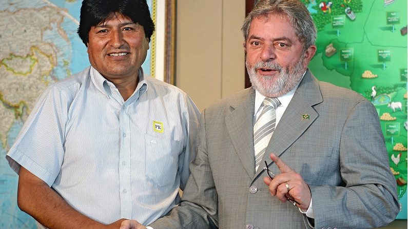 Ditador da Bolívia Evo Moraes (esq.) e ex-presidente do Brasil Luiz (Inácio Lula da Silva (Evaristo Sá/AFP/Getty Images)