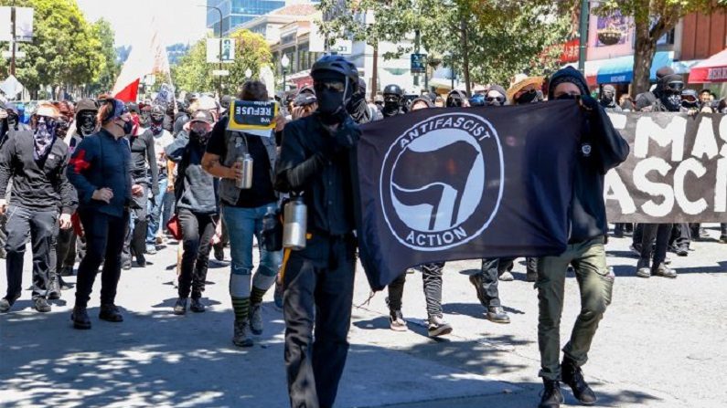 Militantes do grupo Antifa fazem manifestação junto com outros grupos em Berkeley (Amy Osborne/AFP/Getty Images)