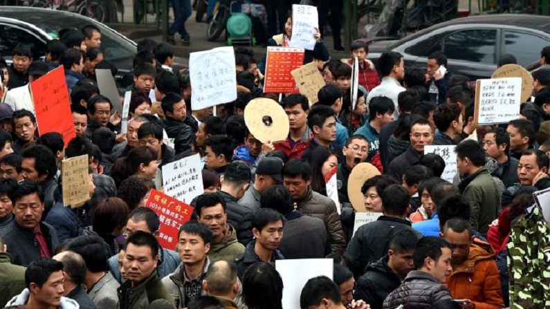 Candidatos a uma vaga de emprego em uma agência de recrutamento em Yiwu, China, em 19 de fevereiro de 2016 (VCG via Getty Images)
